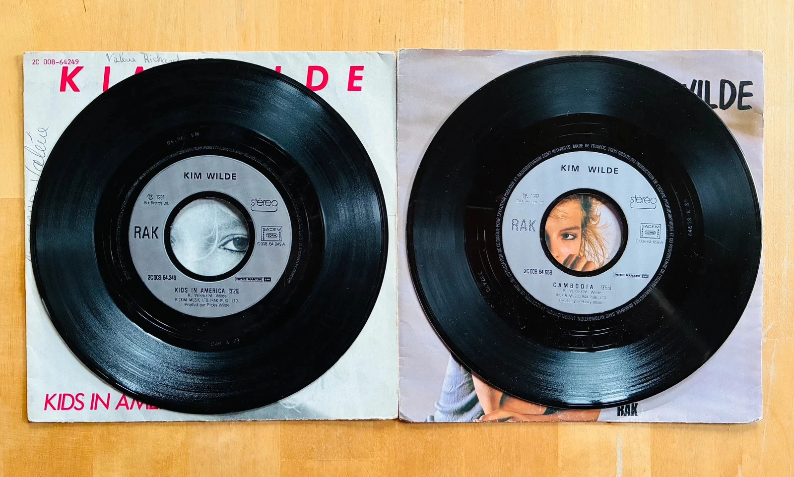 Set van 2 vinylplaten 45T Kim Wilde: Kids in America/Cambodia. – photo 3